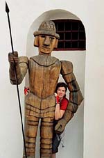 Шведские ворота в Приекуле: деревянная фигура стражника